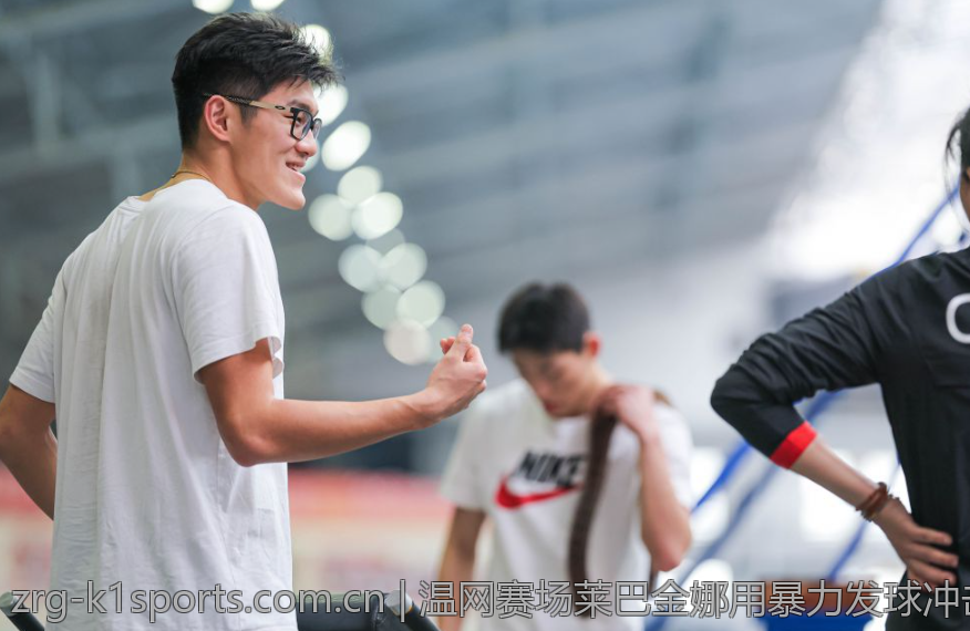 温网赛场莱巴金娜用暴力发球冲击对手